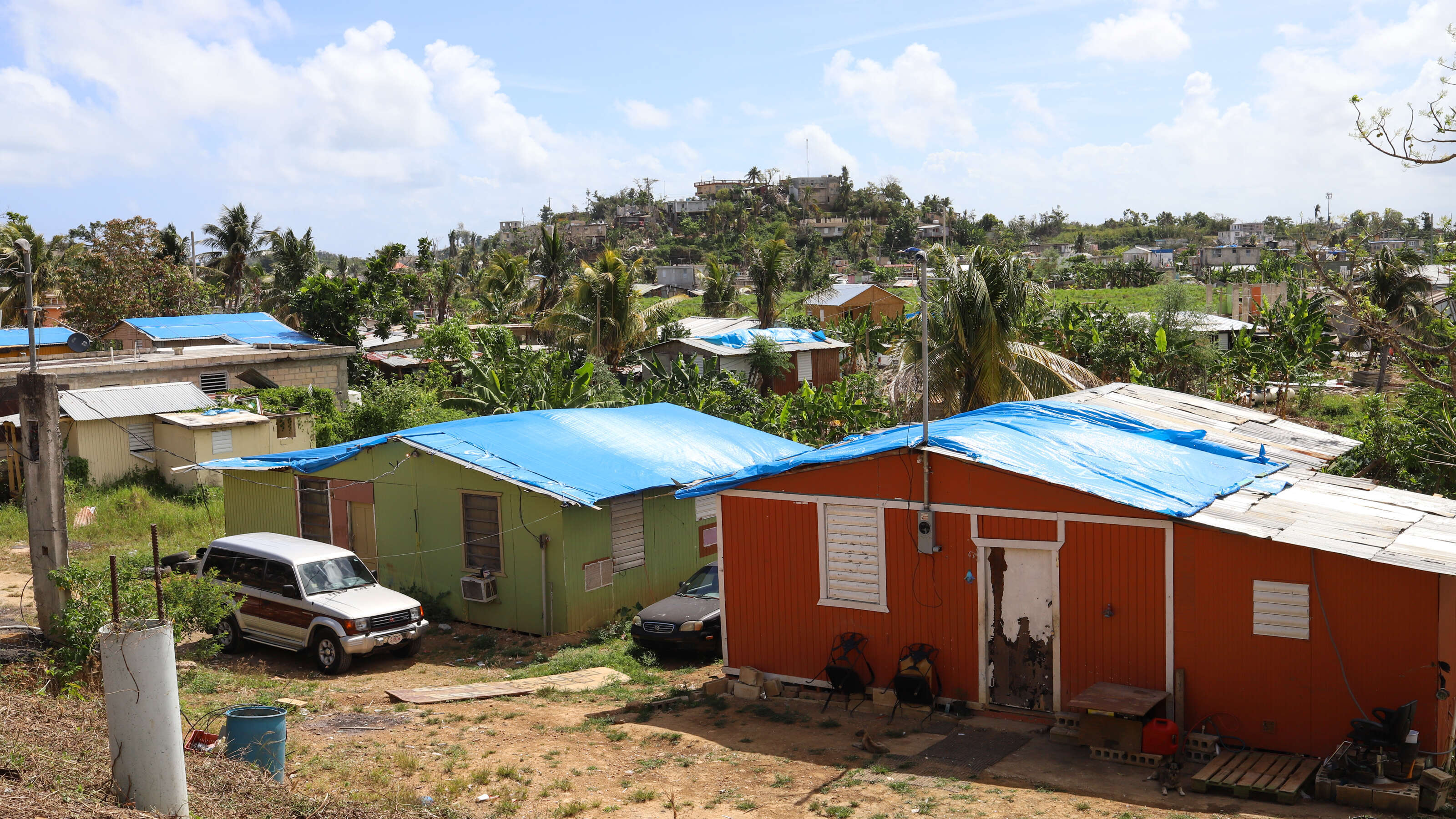 Sobre 3,000 casas permanecen con “techos azules” acepta Vivienda – NotiCel  – La verdad como es – Noticias de Puerto Rico – NOTICEL