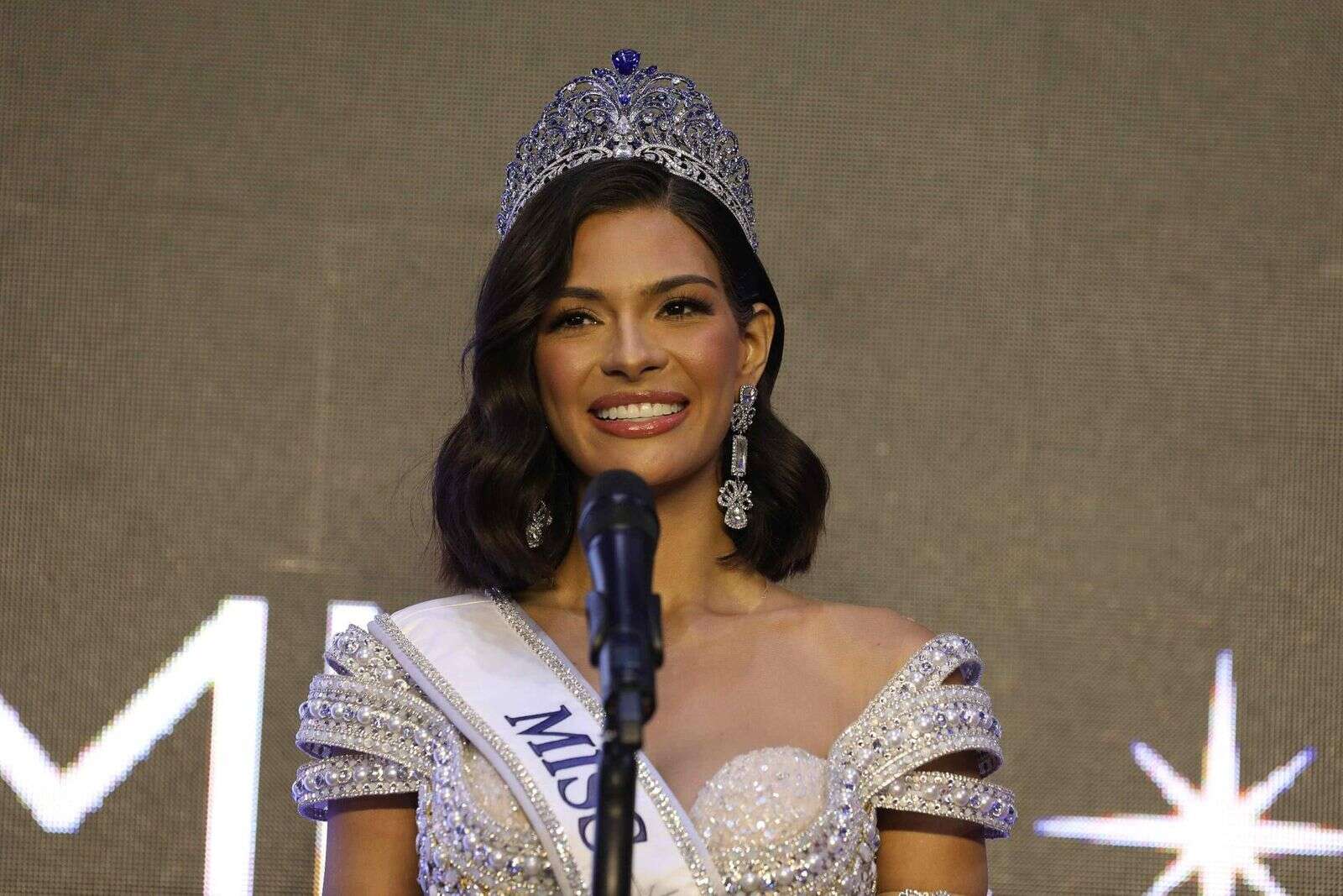 La Policía de Nicaragua entrega objetos personales de Miss Universo