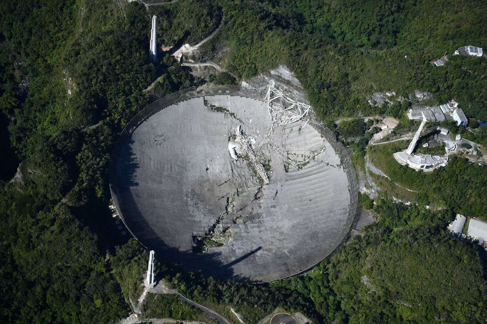 Imágenes aéreas exclusivas del colapso del Observatorio de Arecibo – NotiCel – La verdad como es – Noticias de Puerto Rico – NOTICEL