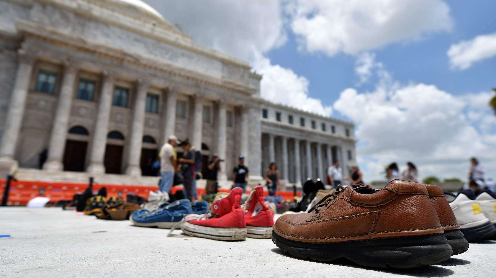 Zapatos cubren escalinatas del Capitolio en protesta por muertes