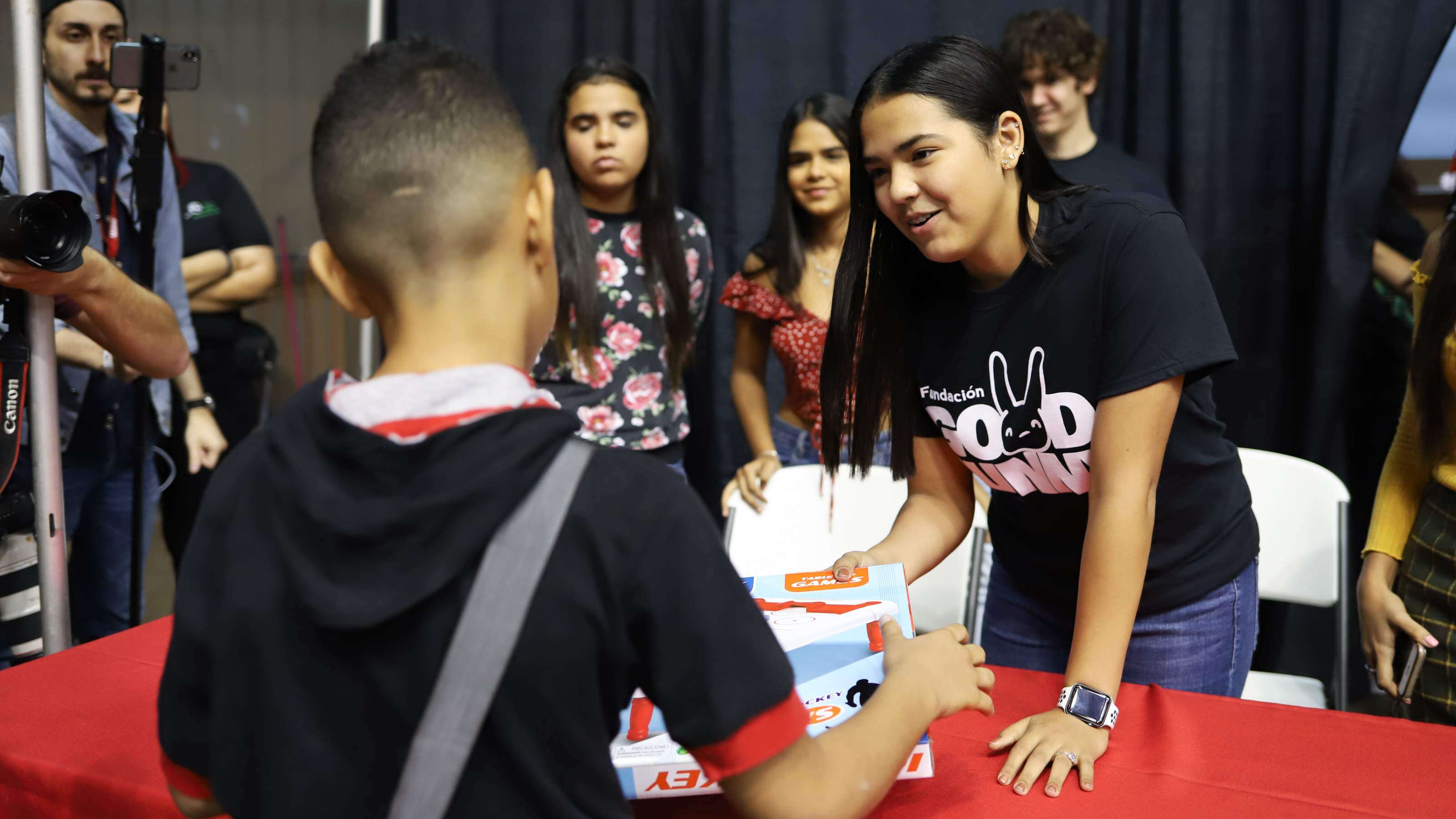 Bad Bunny entrega instrumentos y juguetes a niños en San Juan – NotiCel –  La verdad como es – Noticias de Puerto Rico – NOTICEL